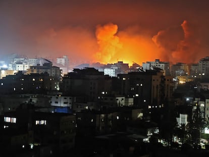 Bombardeios sobre a Faixa de Gaza na noite deste sábado, 16 de maio.