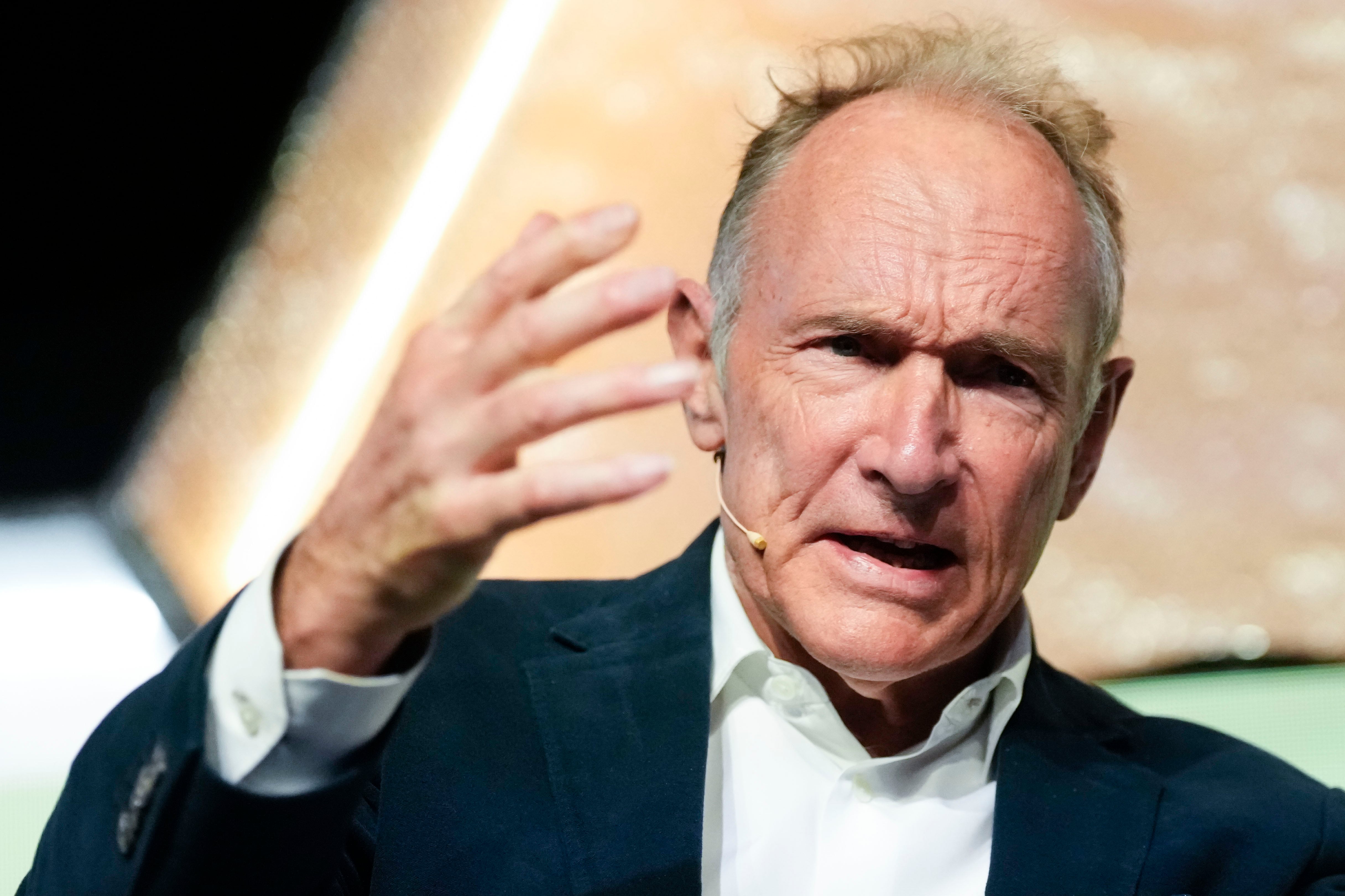 Tim Berners-Lee, creador de la web, rechaza los “algoritmos adictivos” como el de Tiktok