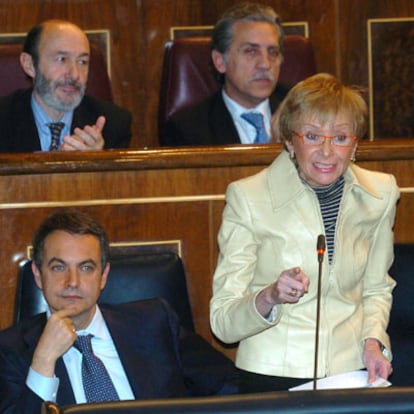 De la Vega interviene en el Congreso ante la atenta mirada de Zapatero, López Garrido y Rubalcaba.