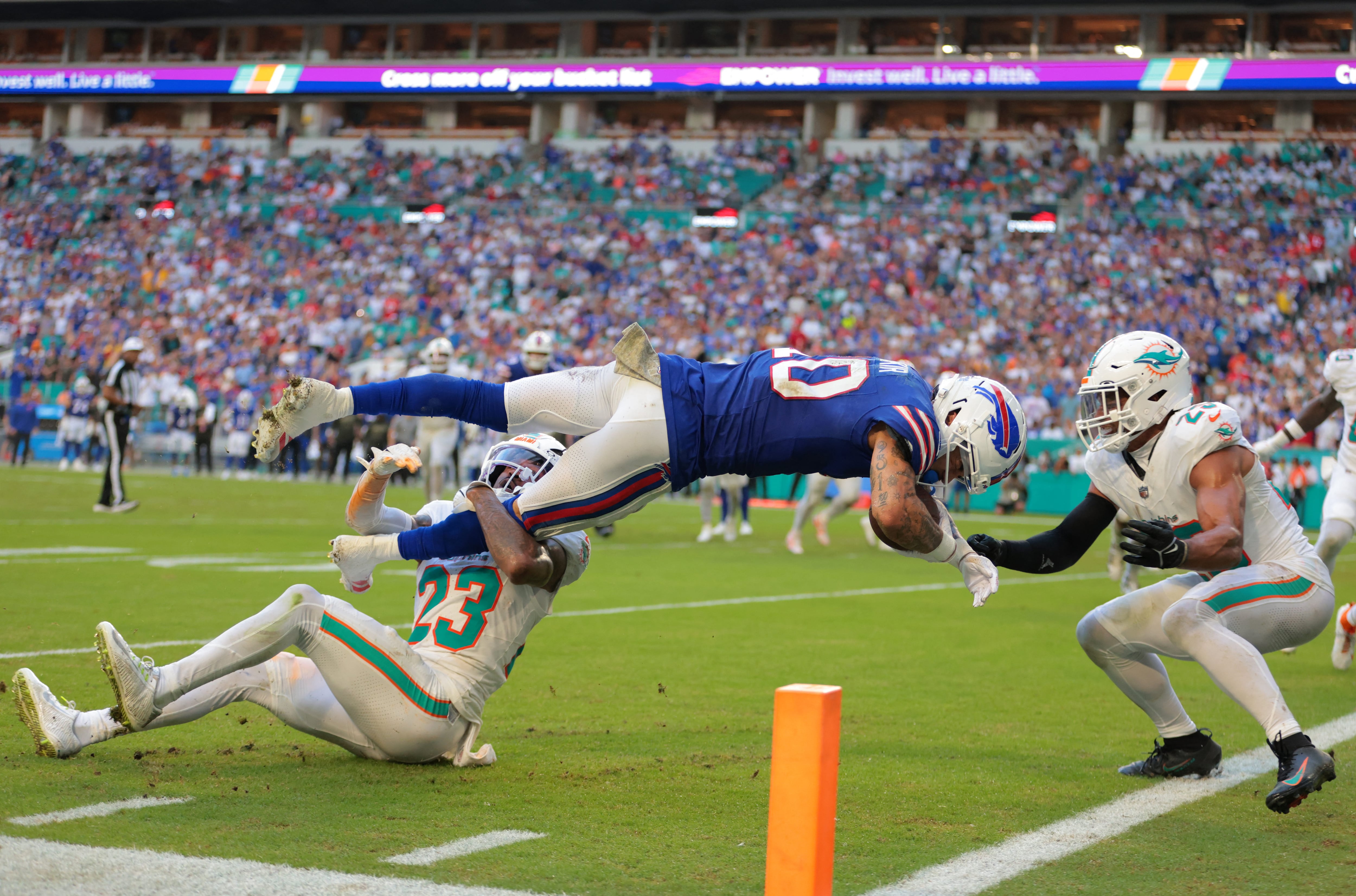 Dos jugadores de Miami Dolphins tratan de frenar a Khalil Shakir, atacante de los Bufallo Bills, en un partido disputado este domingo en el Hard Rock Stadium de Miami.