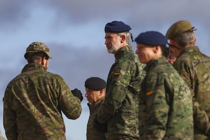 Felipe VI, en el campo de maniobras de San Gregorio, en Zaragoza, durante un ejercicio con fuego real del Ejército de Tierra en noviembre pasado.