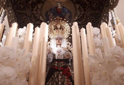 La Virgen de La Caridad de la hermandad del Baratillo con el fajín de Franco.