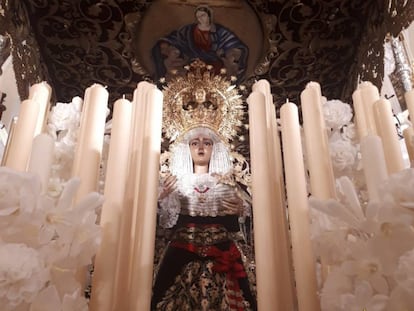 La Virgen de La Caridad de la hermandad del Baratillo con el fajín de Franco.