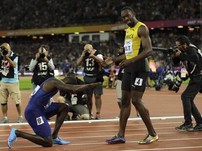 Gatlin se rinde ante Bolt tras ganarle en los 100m en el Mundial de Londres.