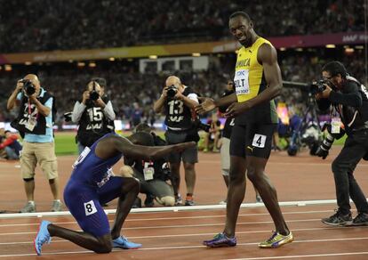 Gatlin se rinde ante Bolt tras ganarle en los 100m en el Mundial de Londres.