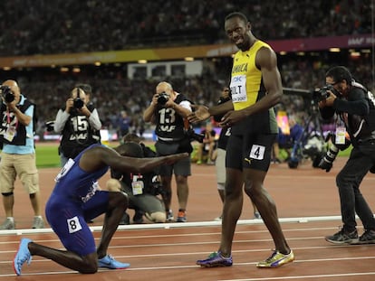 Gatlin se rinde ante Bolt tras ganarle en los 100m en el Mundial de Londres.