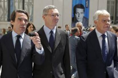 Los expresidentes del Gobierno, José María Aznar (I), y Felipe González (d), junto al ministro de Justicia Alberto Ruiz-Garllardón (c). EFE/Archivo