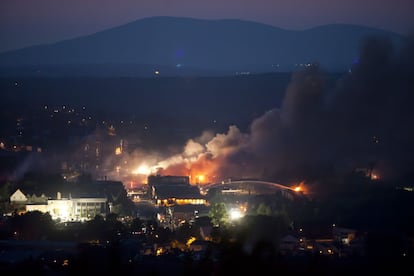 Los bomberos sofocar el incendio que se produjo en la ciudad de Lac Megantic, después de descarrilar un tren cargado de petroleo en la provincia de Quebec de Canada.