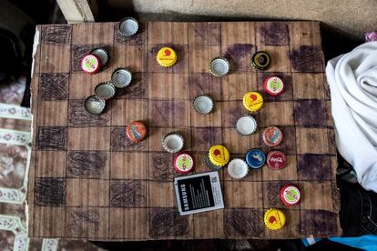 Un juego de damas hecho a mano en la casa de Russom.