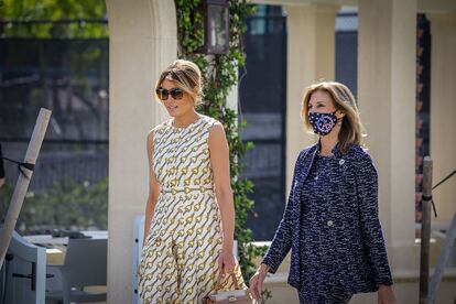 Melania Trump acudiendo a votar. La mascarilla es para los otros.