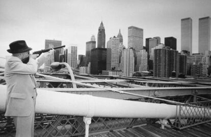 William Burroughs apunta a las Torres Gemelas, en Nueva York, en 1978, en una imagen tomada por Gerard Malanga.