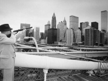William Burroughs apunta a las Torres Gemelas, en Nueva York, en 1978, en una imagen tomada por Gerard Malanga. 