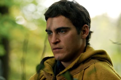 Joaquin Phoenix en 'El bosque', de M. Night Shyamalan, donde interpreta a un personaje demasiado curioso y del que la protagonista está enamorada.