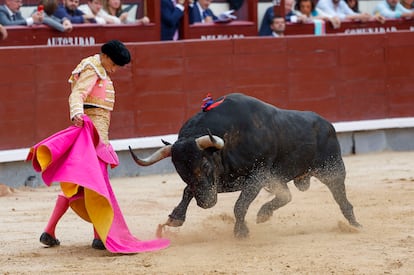 Paco Ureña lancea a la verónica al quinto de la tarde.