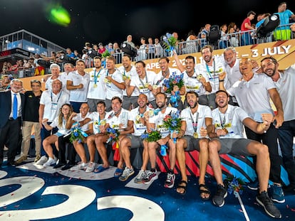 Los jugadores de la selección española de waterpolo, tras recibir la medalla de oro conseguida en la final del campeonato del mundo.