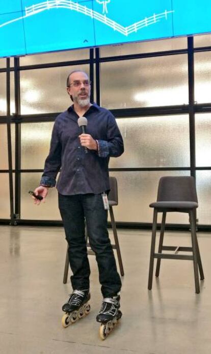 Astro Teller contestando preguntas en patines.