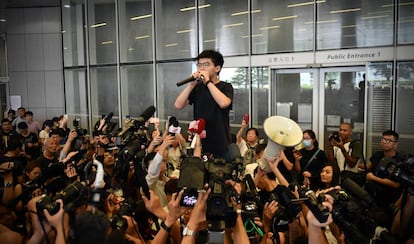 O ativista Joshua Wong fala com a imprensa após ser libertado, nesta segunda-feira, em Hong Kong.