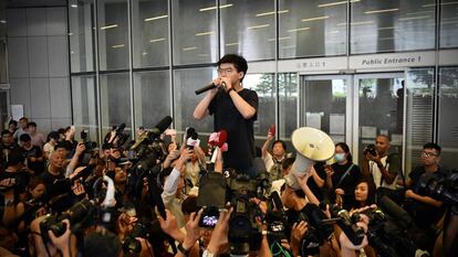 O ativista Joshua Wong fala com a imprensa após ser libertado, nesta segunda-feira, em Hong Kong.