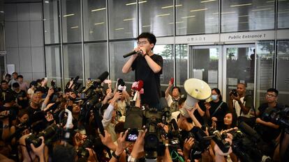 O ativista Joshua Wong fala com a imprensa após ser libertado, nesta segunda-feira, em Hong Kong.