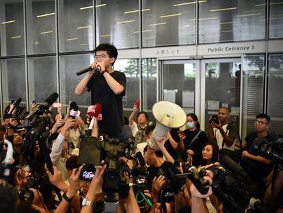 O ativista Joshua Wong fala com a imprensa após ser libertado, nesta segunda-feira, em Hong Kong.