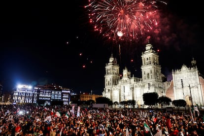 Partidarios de Morena festejan en el Zócalo con Clara Brugada y Claudia Sheinbaum, este 3 de junio.