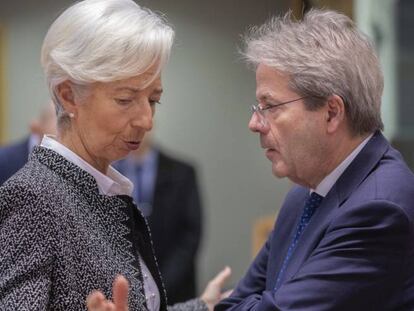 Christine Lagarde, presidenta del BCE, habla con el comisario europeo Paolo Gentiloni durante la reunión del Eurogrupo. 