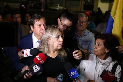 Patricia Villavicencio, sister of the presidential candidate, talks to the media after the attack that took the life of the politician.
