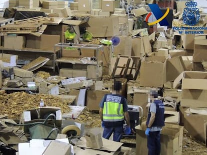 Interior de una de las naves con el tabaco intervenido en Alcalá de Guadaíra, Sevilla.