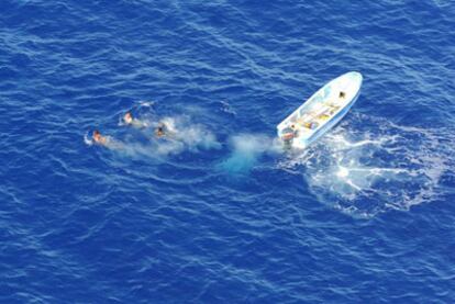 Varios piratas intentan escapar a nado de efectivos de Atalanta.