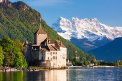 Castillo de Chillon, en Suiza, con los Dents du Midi al fondo.