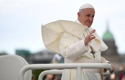 El pontífice saluda a los fieles que se congregan en Dublín, el 25 de agosto de 2018.  
