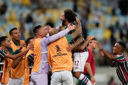 Marcelo celebra junto a sus compa?eros el segundo gol de Fluminense ante Alianza Lima en la fase de grupos de la Copa Libertadores 2024, en Maracan.