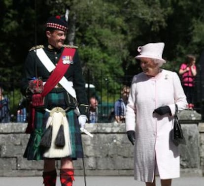 Isabel II junto a un oficial de la guardia en el castillo de Balmoral (Escocia), en agosto.