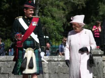 Isabel II junto a un oficial de la guardia en el castillo de Balmoral (Escocia), en agosto.