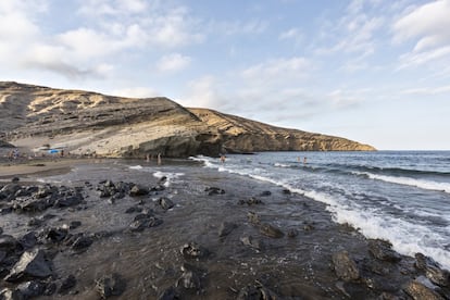 La playa de arena negra de Montaña Pelada, catalogada como monumento natural, en Granadilla de Abona, al sur de Tenerife.
