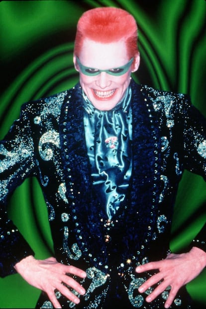 En 'Batman Forever' (1995) Burton fue apartado de la dirección y Joel Schumacher tomó las riendas. La Gotham oscura y acechante da paso a una ciudad de luces de neón, frikis, punkis y metrosexuales. Val Kilmer es el nuevo Batman y Nicole Kidman hace de bella de turno. Los malvados Enigma y Dos Caras son encarnados por Jim Carrey y Tommy Lee Jones. La crítica la calificó como la peor versión de Batman hasta el momento.