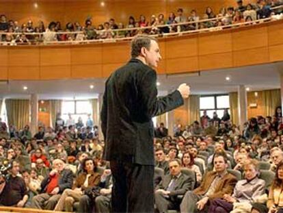 José Luis Rodríguez Zapatero, durante el acto celebrado ayer en el Aula Magna de la Universidad Carlos III de Getafe (Madrid).