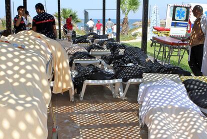 Personal sanitario junto a algunos de los cuerpos de los turistas fallecidos en Susa (Túnez). La mayoría de víctimas estaba en una playa junto al hotel.