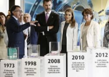 Los Príncipes de Asturias, acompañados por la presidenta del Gobierno de Navarra, Yolanda Barcina, atienden las explicaciones del presidente de CINFA, Enrique Ordieres.
