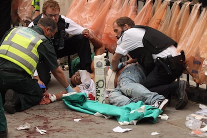Un hombre, apuñalado en el carnaval de Notting Hill, en Londres, en 2011, año en el que empezó la alarma en Reino Unido por la actividad de las bandas violentas.