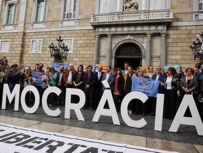 Concentración en la plaza Sant Jaume, encabezada por Ada Colau.