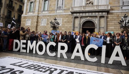 Concentració a la plaça Sant Jaume, encapçalada per Ada Colau.