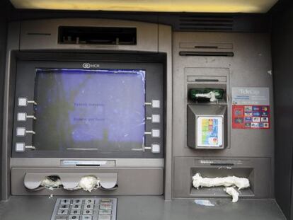 Estado en el que ha quedado uno de los seis cajeros automáticos atacados con espuma de poliuretano en Vitoria.