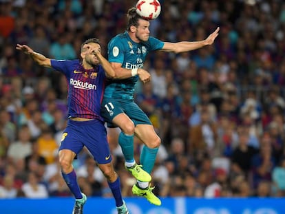 Bale pugna con Jordi Alba durante la Supercopa de Espa&ntilde;a.