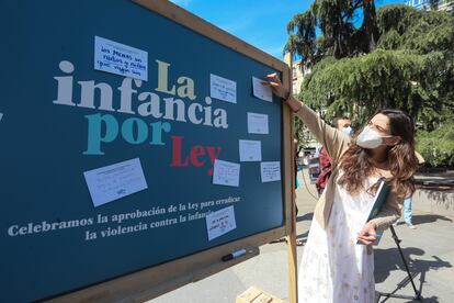 El panel de las organizaciones de infancia en el que podían dejarse mensajes sobre la ley, este jueves. 