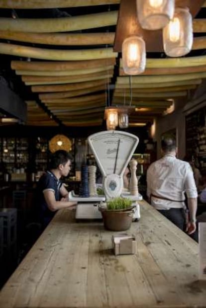 Bodega La Trastienda, en el mercado de San Antón, en Chueca.