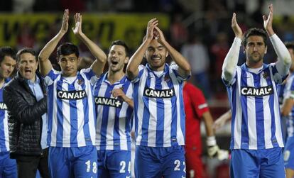 Los jugadores de la Real celebran la victoria ante el Sevilla tras el partido de Liga.