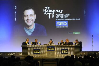 <i>Hoy por hoy</i> y <i>La ventana,</i> se realizaron ayer desde Euskadi. Entre otros invitados, Blanco (en el centro de la fotografía) charló con el presidente de BBK, Mario Fernández (a su izquierda).