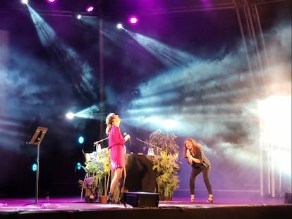 Lucía Litjmaer e Isabel Calderón, durante su actuación en Deforme Semanal en el Parc del Fòrum de Barcelona.