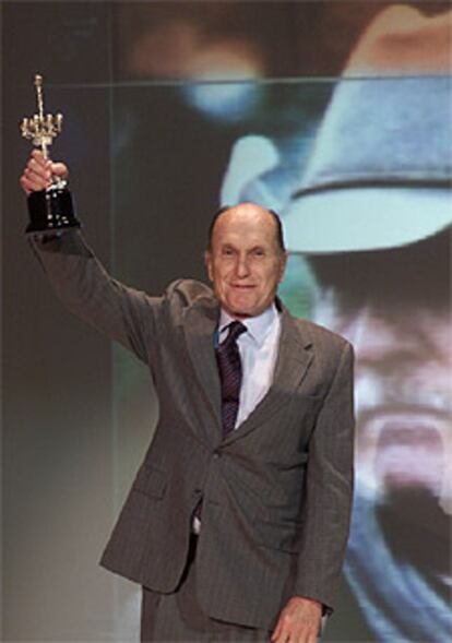 Robert Duvall, anoche, tras recibir el Premio Donostia del Festival de Cine de San Sebastián. 

/ JESÚS URIARTE